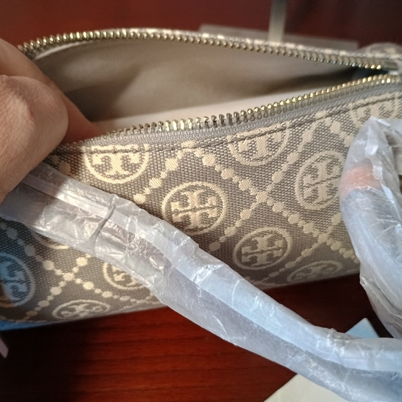 Tory Burch T Monogram Utility Cylinder Bag NWT - Picture 8 of 9